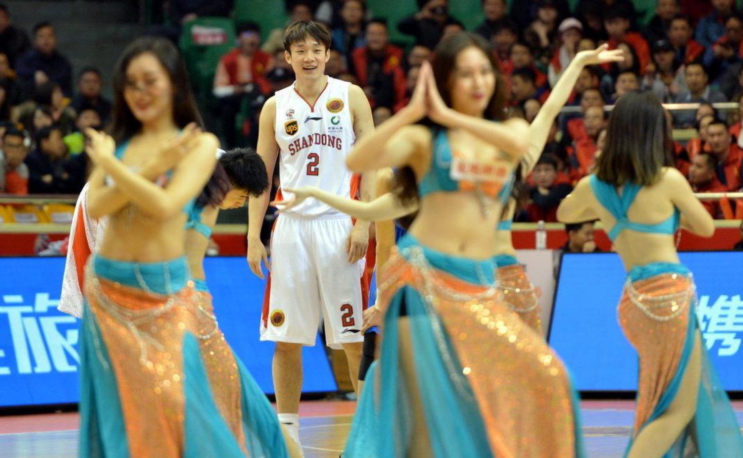 郭艾伦丁彦雨航王哲林,郭艾伦偷瞄啦啦队跳舞