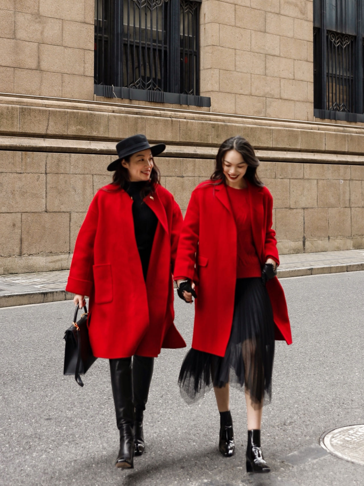 上了岁数的女人，冬天穿衣要有讲求，帽子+呢大衣，时髦又显气质