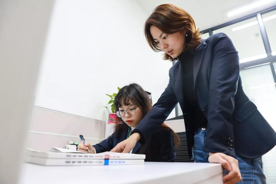 不爱红装爱武装的女子工作表现,不爱红装爱工装