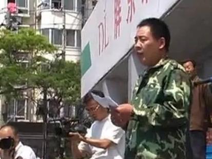 穷小伙起家卖水果年赚127万元,穷小子靠打拼成了亿万富翁