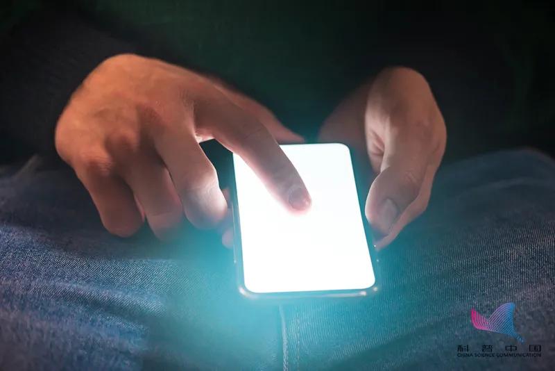 防蓝光眼镜能护眼，还能预防近视？注意！不是所有人都适合戴…