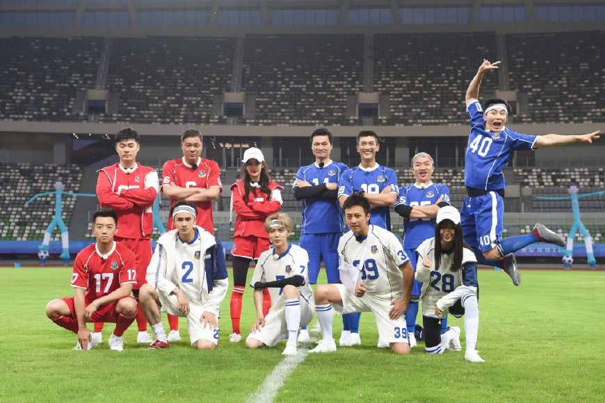 杨幂和baby同穿唯美星空裙,杨幂与杨颖同框运动鞋