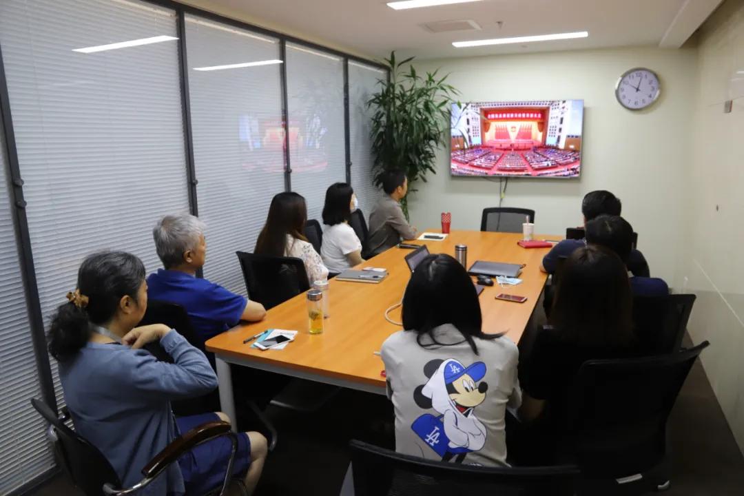 记住他们，纺织行业这些集体和个人获得全国抗疫先进表彰，中国纺联组织收看表彰大会