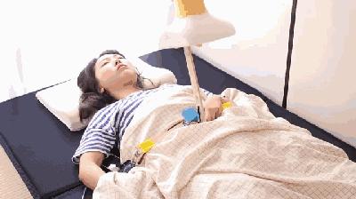 这个日本妹子为找男友发明200个沙雕玩意儿，设计师都没她脑洞大