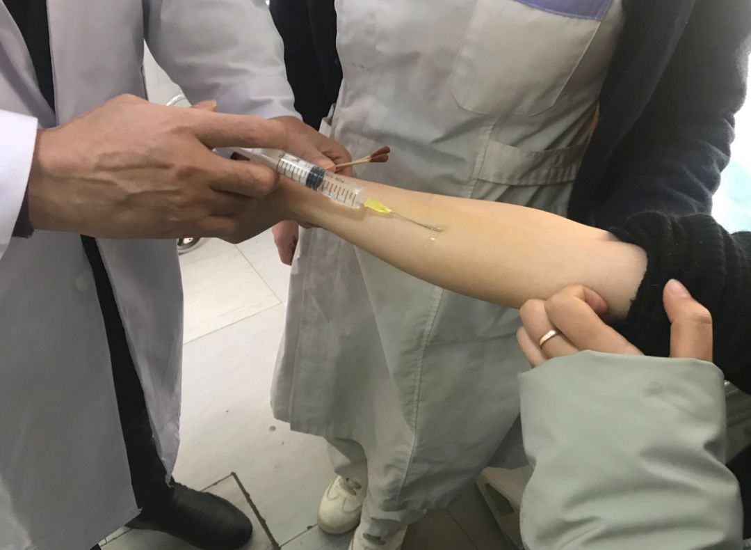 被狗咬出血了先怎么处理,被狗咬出血了如何处理伤口