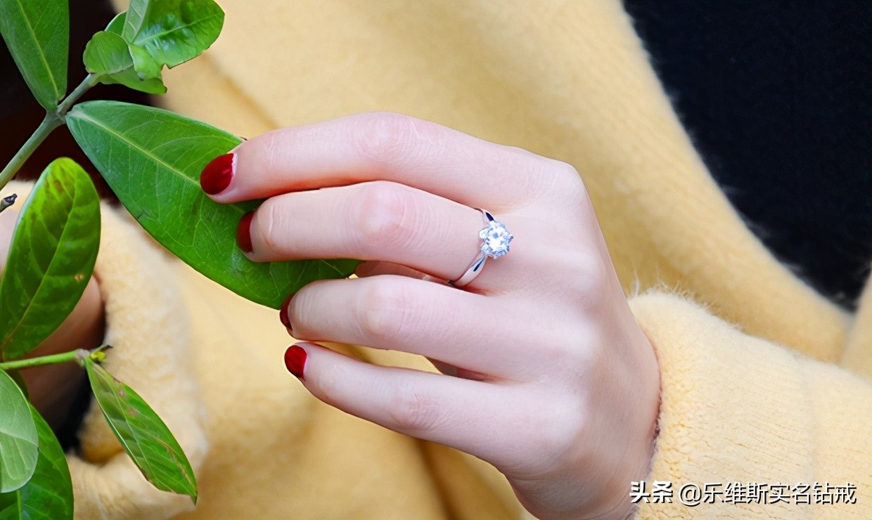 黄金戒指和白金戒指一起戴法,戴错戒指很尴尬戒指的戴法