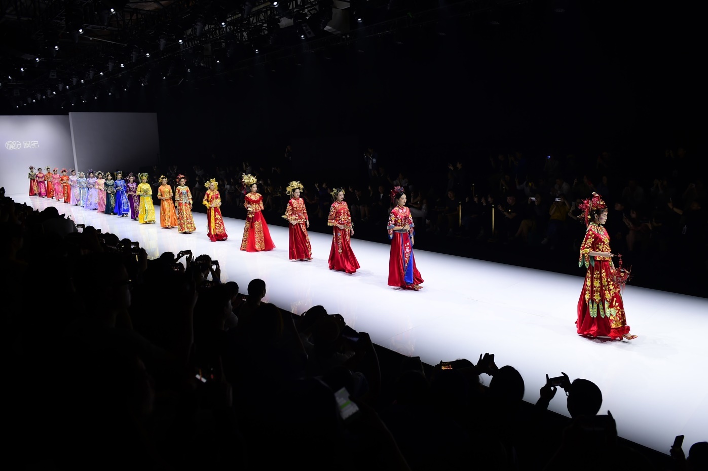中式“新时尚”旗纪高定之美，上海时装周完美演绎