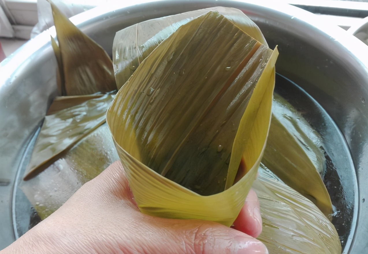 干粽叶怎么处理才好剥呢,煮干粽叶最正确的方法