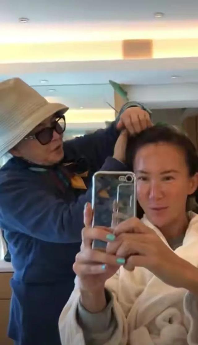 李玟为妈妈庆生,李玟早期头上扎辫子