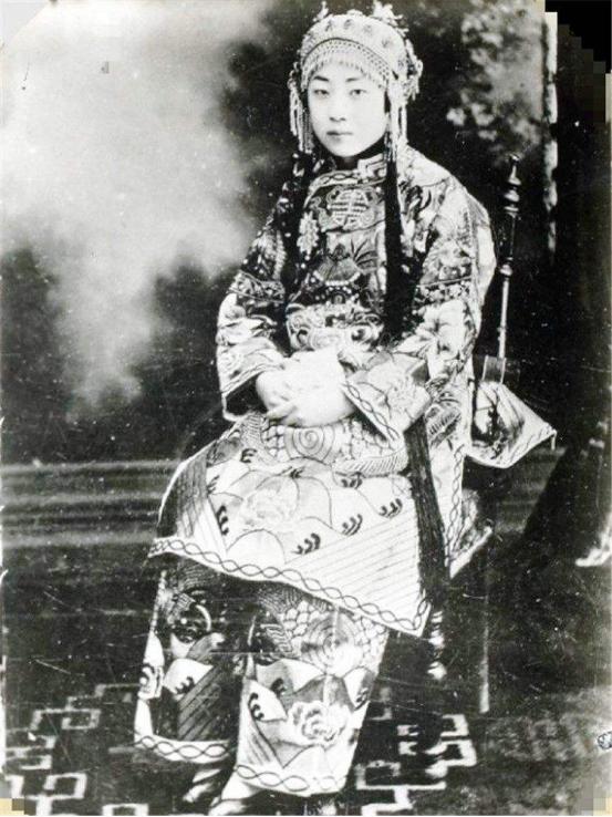 她本是*楼青***女妓**，嫁给皇室宗亲身价12000金，李叔同为此削发出家