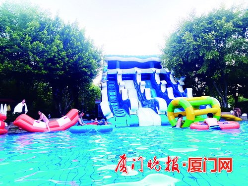 白天玩累了晚上在宾馆泡温泉,白天游玩晚上泡温泉