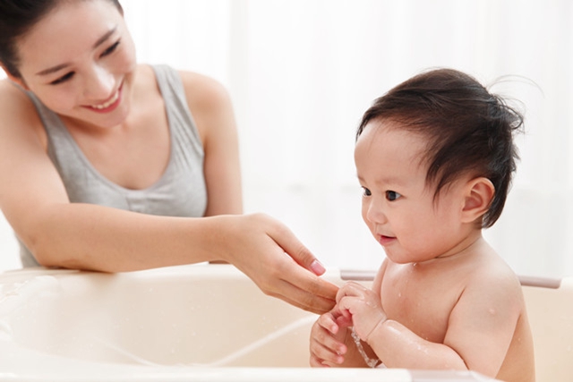 母乳擦脸宝宝皮肤会又白又嫩,母乳擦脸可让宝宝皮肤又白又嫩