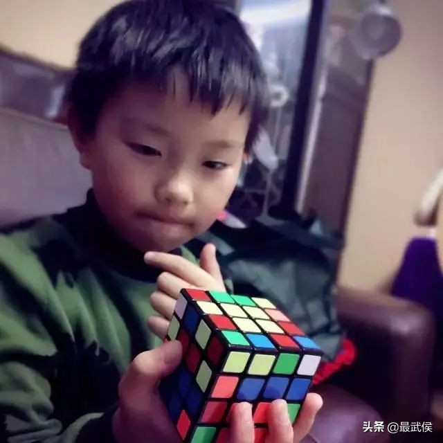 0.89秒复原魔方！12岁武侯娃亮相央视，挑战魔方速拧工作高手