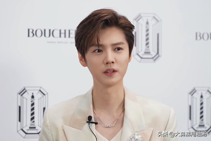 鹿晗偶遇少年踢足球忍不住加入,网友偶遇鹿晗踢球