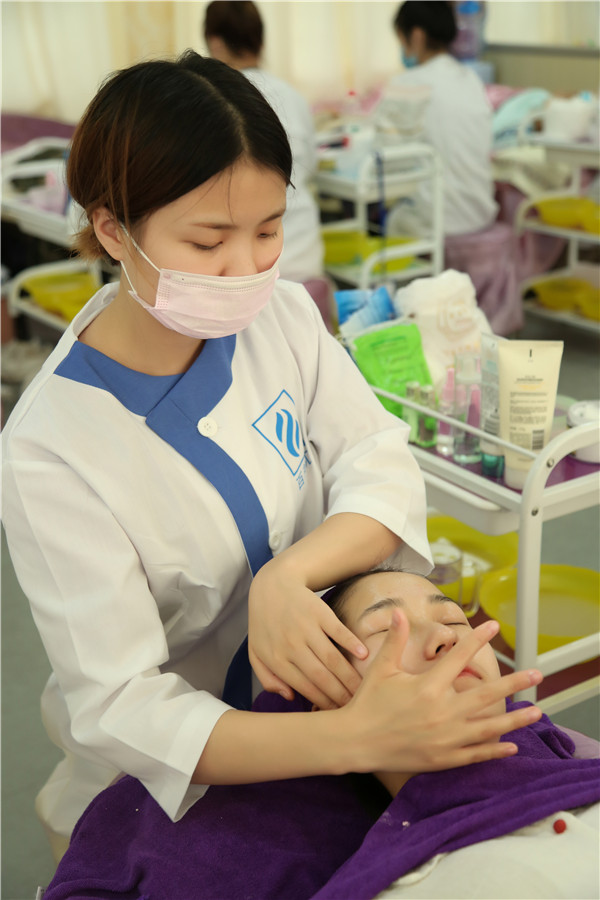 百美汇讲师,百美汇美容美发彩妆学校学员专访