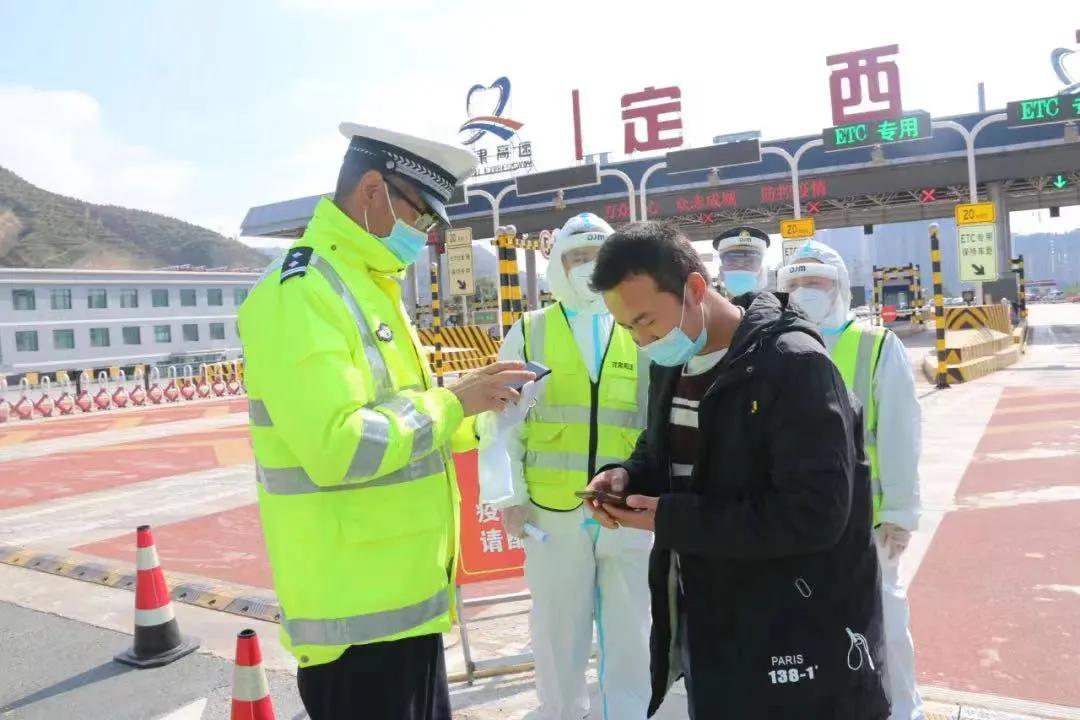 战疫情冰城交警义无反顾坚守一线,疫情期间交警坚守岗位在战斗