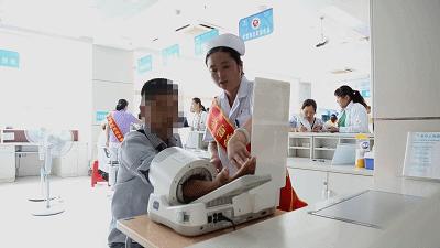 感动！这张“拄拐照”刷屏了，背后的故事令人心酸