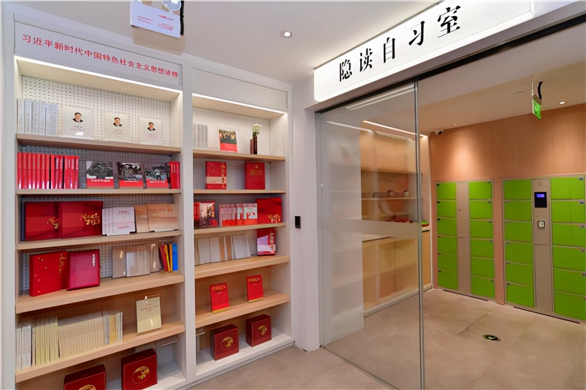 把图书馆搬回家房间下面看电视,把博物馆搬回来玩