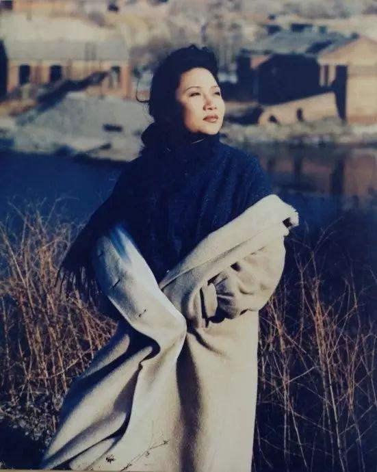 歌手李娜57岁了，出家前1月还在推广民族音乐，曾有两段悲伤恋情