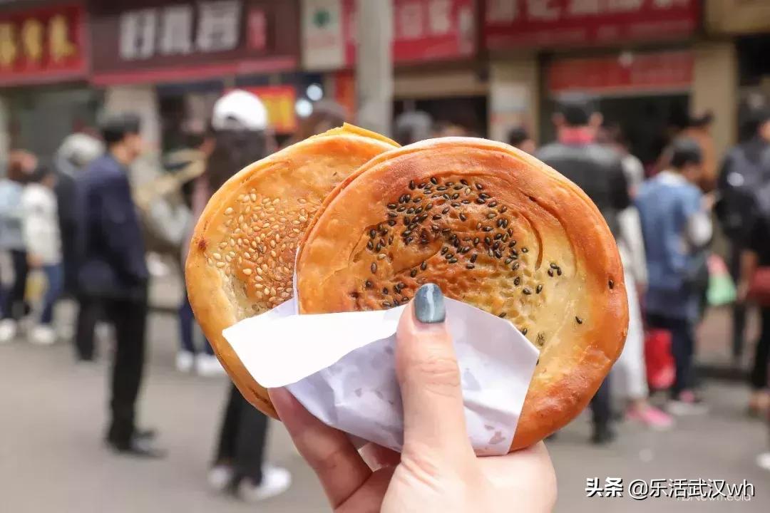 排的队比街道长！这条街什么来头？