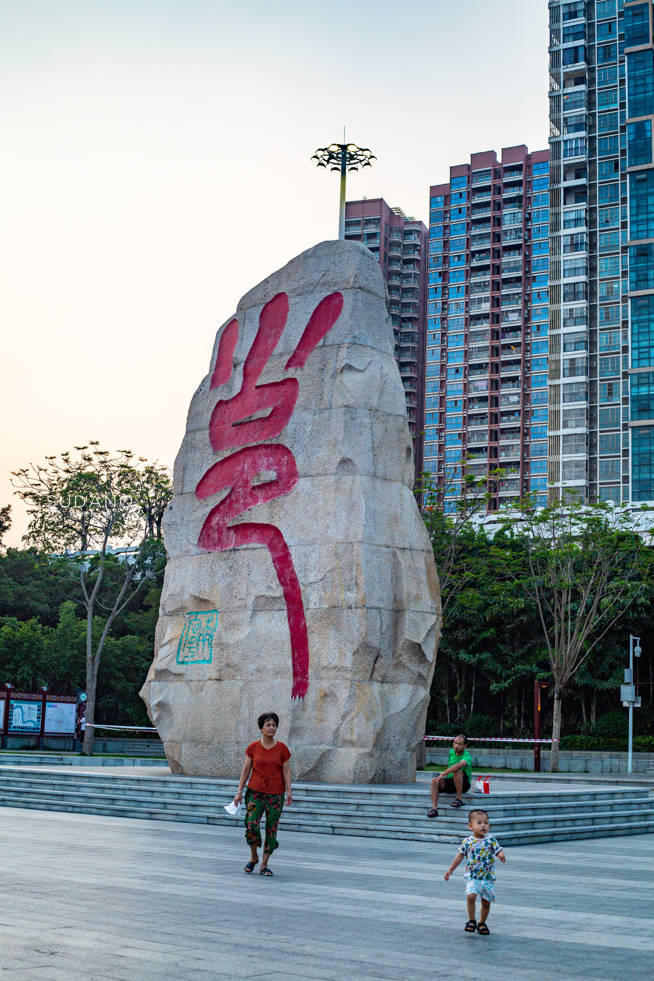 广西南宁夜景邕江大桥,南宁邕江夜游金惠号