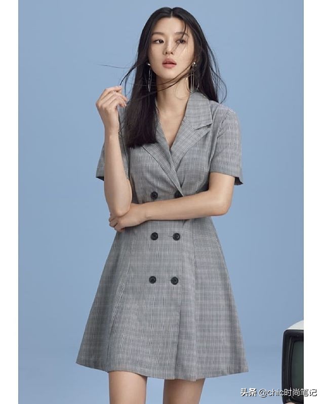 气质女王全智贤，条纹毛衣搭配卡其半裙，美翻了