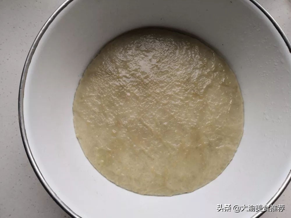 热门小吃摆摊烤面筋的做法,烤面筋也是很火爆的街边休闲小吃