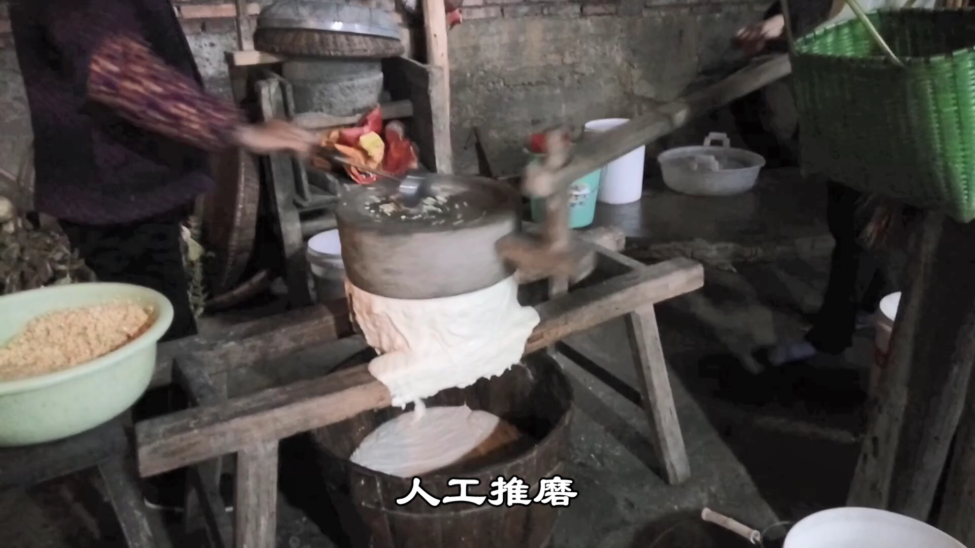 湖南农村，传统古法用石磨打豆腐的全过程，从黄豆到白白的豆腐