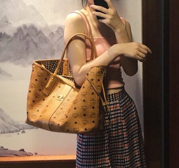 mcm马鞍包和lv圆筒包选哪个,还在背烂大街的包包吗