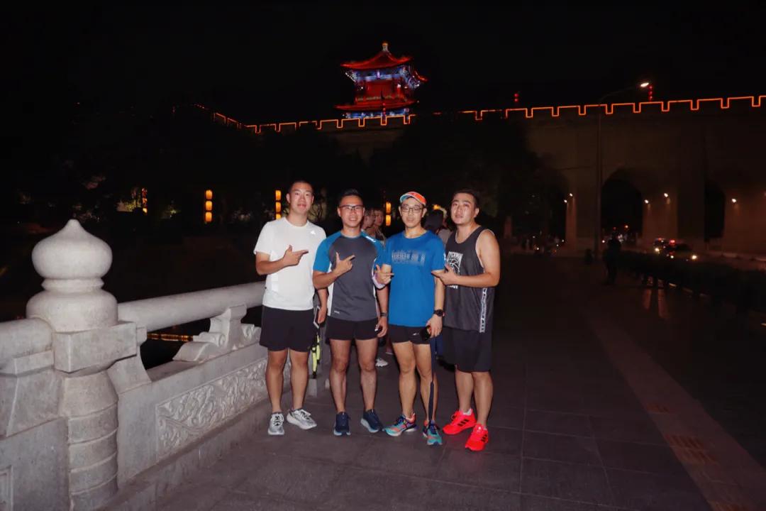 刘嘉玲穿运动鞋,54岁的刘嘉玲穿运动装登山