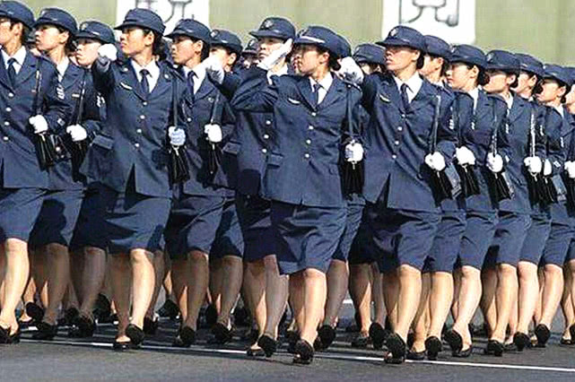 日本女兵阅兵需要背包吗,日本阅兵女兵挎包里是什么