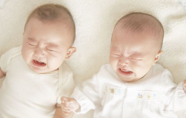 如何一个人独自带双胞胎,一个人带双胞胎日常的生活