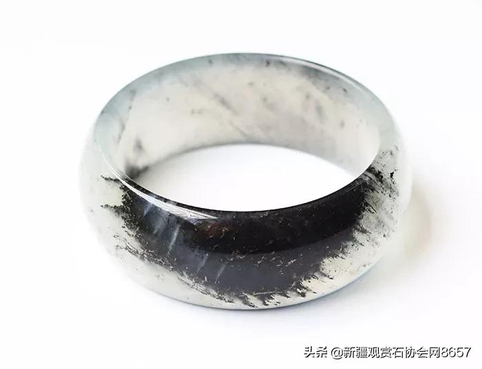 青花墨玉的意境美,青花玉有荧光点