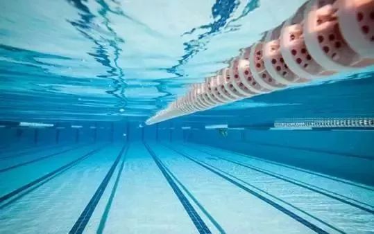 6岁女孩游泳后，皮肤大片脱落！医生：夏天这些游泳病该防