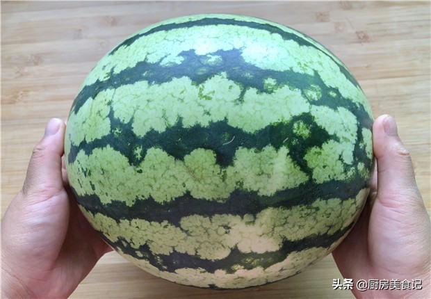 西瓜怎么挑才能挑到又脆又甜,挑选西瓜的小妙招有哪些