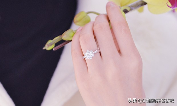 结婚双方交换戒指左手还是右手,结婚戒指戴左手还是右手女图片