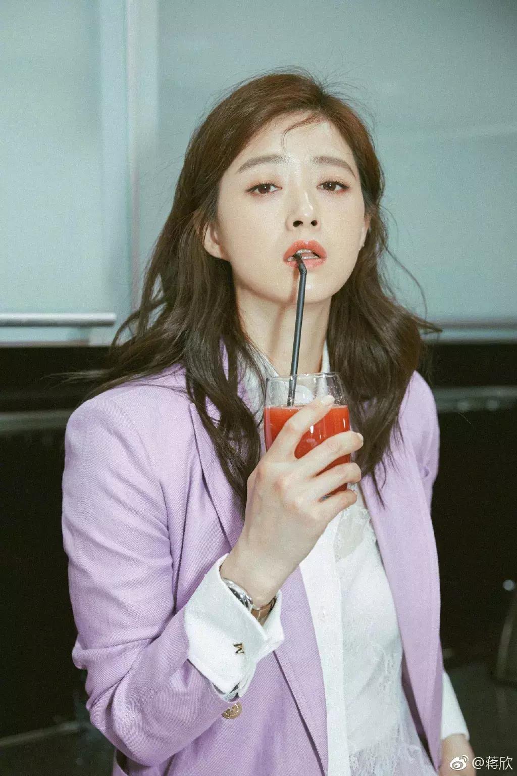 胸比较大的女生怎么穿显身材,胸比较大的女生怎么穿衣服好看