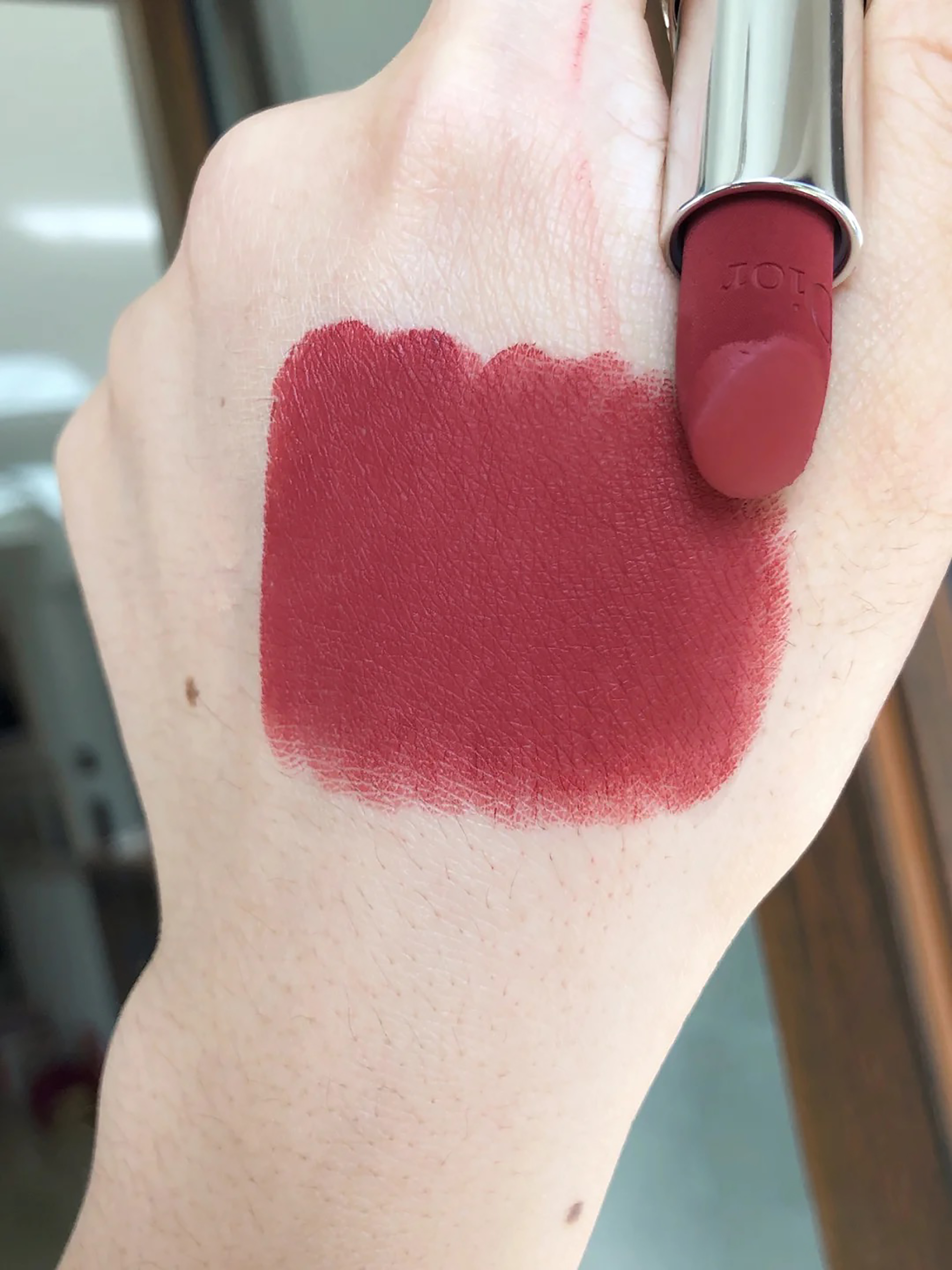 dior豆沙棕丝绒720口红试色,ysl302小黑条豆沙色和迪奥720