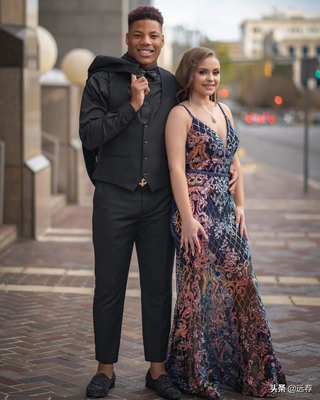 18岁澳洲女孩找黑人做男友！被无良网站公示供人羞辱