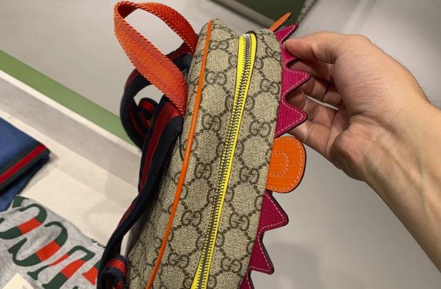 女孩背书包被欺负,女孩背书包被同学欺负