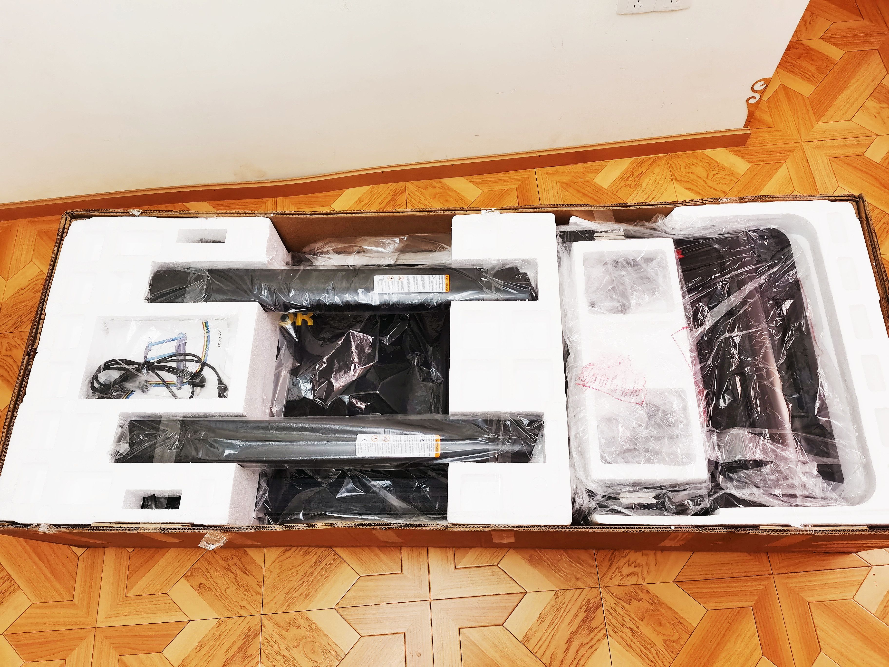 跟着小姐姐一起锻炼,跑步机推荐家用锐步