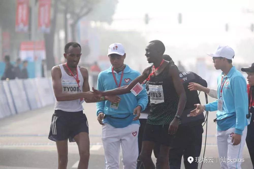 在街头当志愿者,凌晨四点出门当志愿者