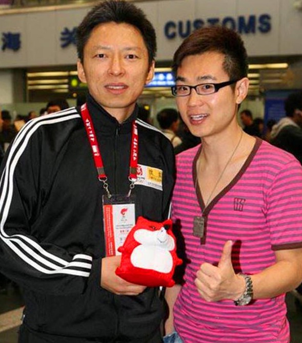 他曾离家出走，街头卖唱，今靠《屌丝男士》走红，屌丝逆袭成导演