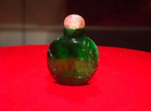 老农挖出鼻烟壶,村民无意中捡到诡异文物