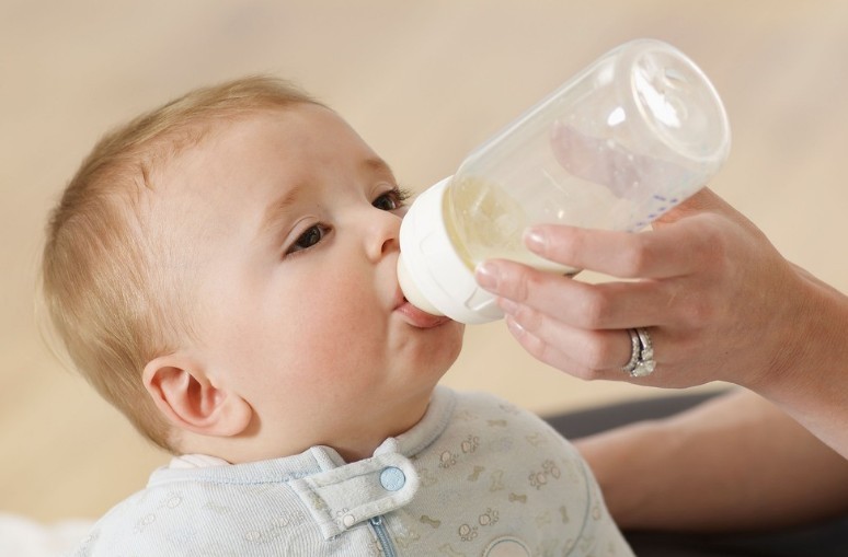 进口奶粉和国产奶粉区别老爸测评,原装进口奶粉和国产奶粉选择