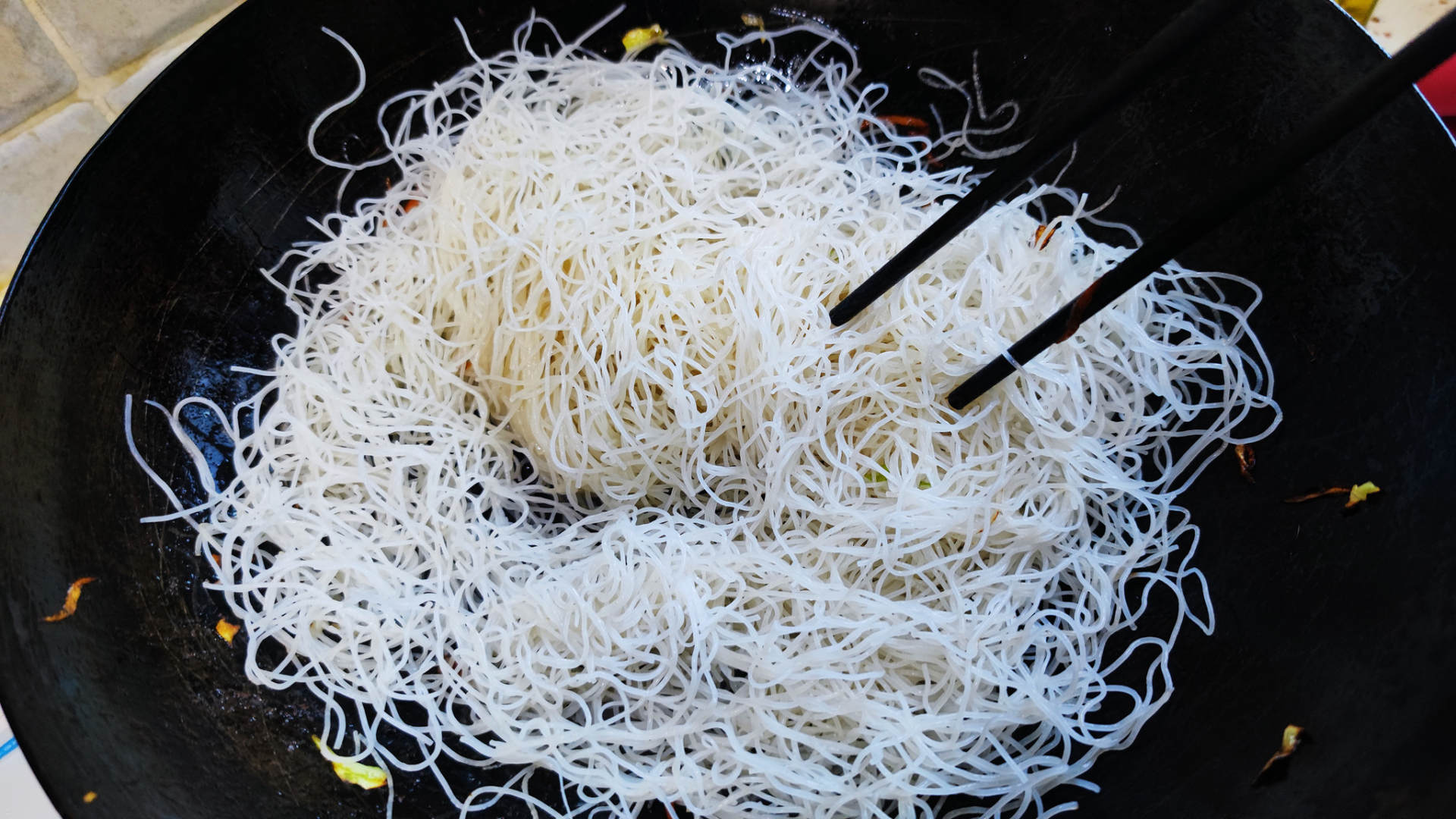 炒米线怎么不成一坨不粘锅,如何炒米线松散不粘锅