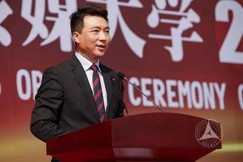《新闻联播》怒怼美国连续上热搜，网友：粉联播，还要粉康辉