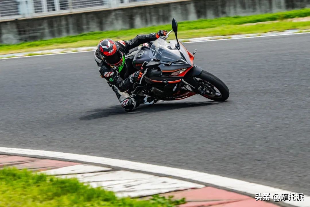 QJMOTOR赛350正式上市，28999元的全新双缸跑车入列