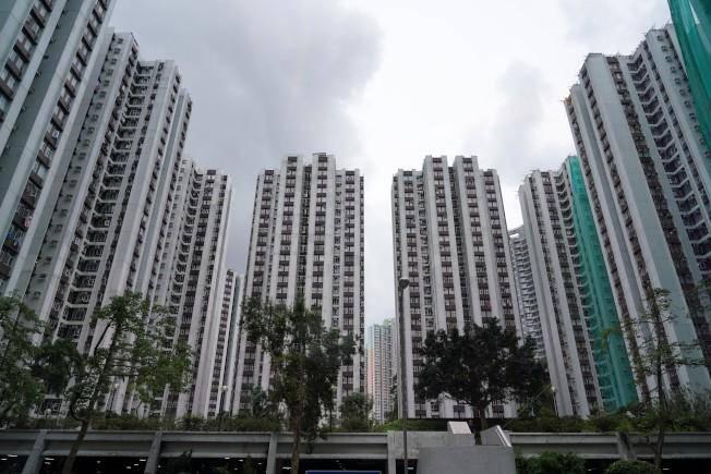 李嘉诚香港囤地面积,李嘉诚囤地捂盘16年对经济的影响
