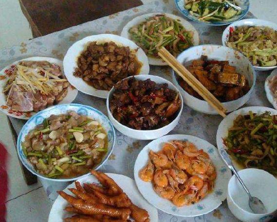 媳妇每回吃完家婆做的饭总感冒，有回跟丈夫换碗，丈夫吃完蒙住